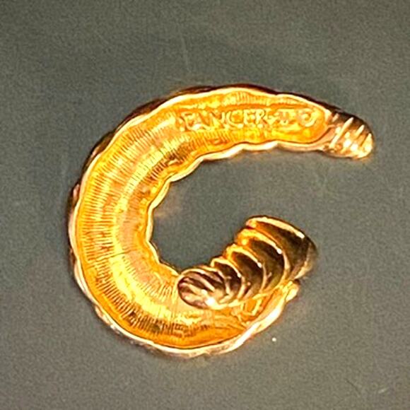 Vintage TANCER II Gold Tone Textured Rib Teardrop Clip On Earrings - Picture 4 of 4